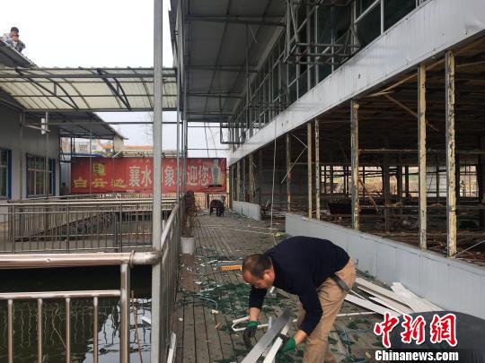 湖北襄阳拆除汉江河道内一大型餐饮企业